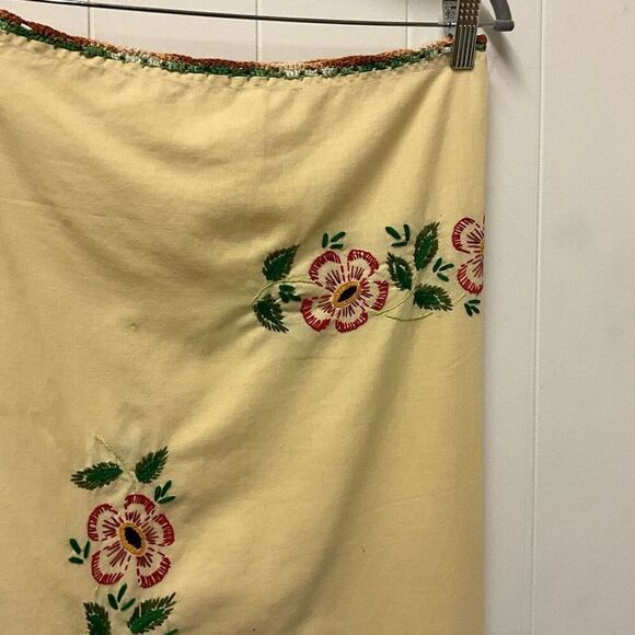 Vintage Hand Embroidered Flowers and Crocheted Trim Table Runner Table Cloth - Picture 1 of 10